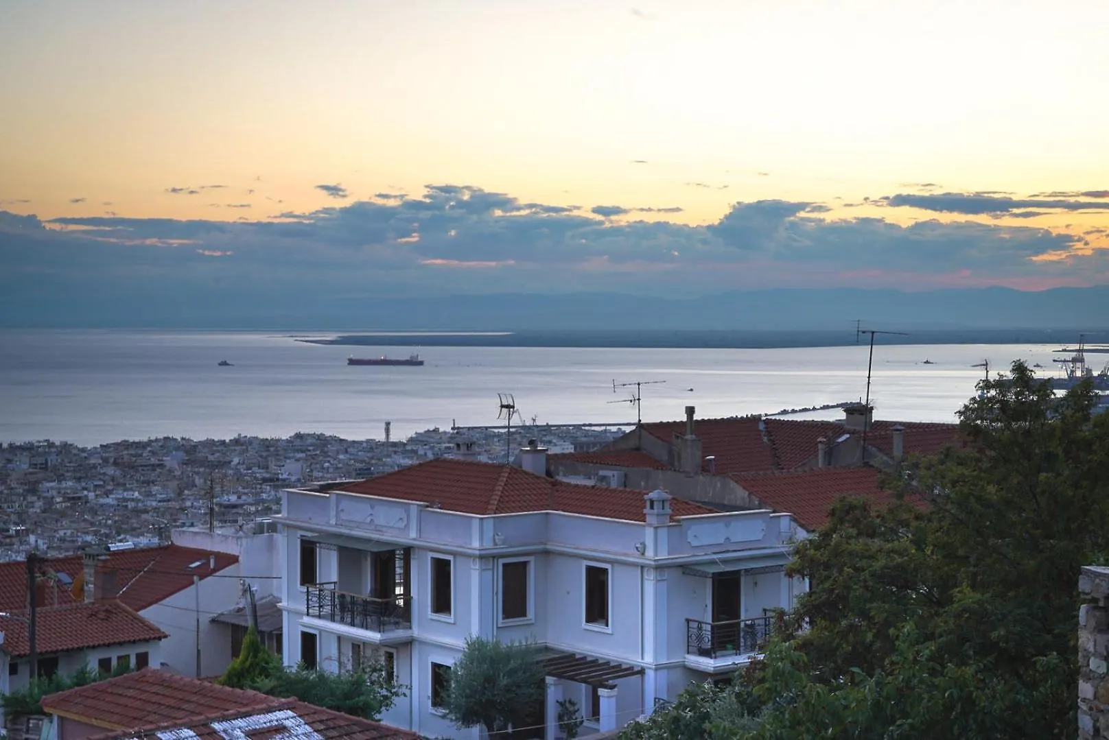 Beyond The Castle Apartment Thessaloniki